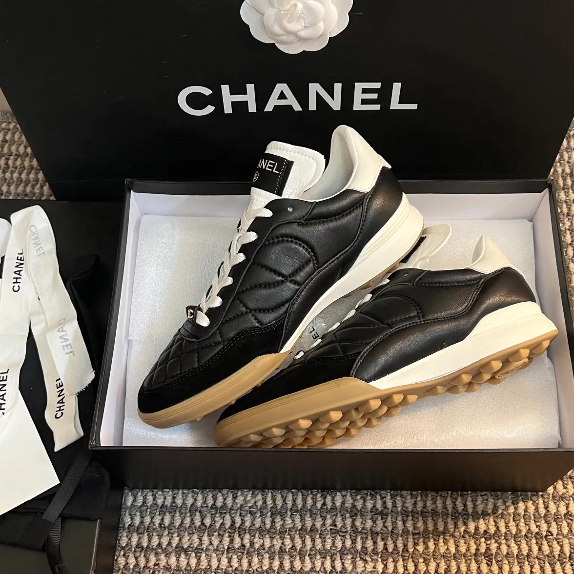 👟👟Ex-factory price 520👟👟 CHANEL 23s new spring and summer sneakers are now available❤️ Original purchased for development and production. Xiaoxiang’s casual sneakers this season have hit the Xiaohongshu INS. Various social platforms exploded like crazy! Classic design. The upper is electro-embroidered with various techniques. The outsole is fashionable and sporty. Extraordinary inclusion of a variety of panda shoe color elements. Lightweight and versatile❗️Not tired when you run wild❗️ Exquisitely packaged at the delivery counter🛍📦 ▪️Inner lining: original imported lambskin + rhombus craft ▪️Sole: original molded T👟👟Factory price U combination outsole ▪️Heel height: 2CM ▪️Size: Women's size 35-40